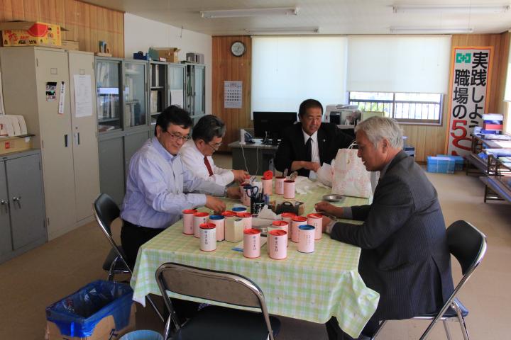 「愛に缶詰」開封作業