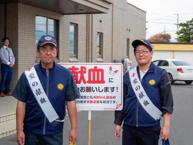 JA静内前に献血を呼び掛ける会員達