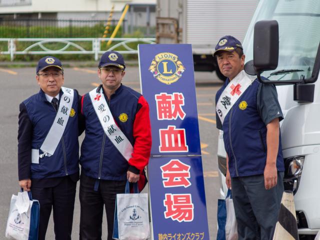 イオン静内店の駐車場で献血を呼び掛ける会員達