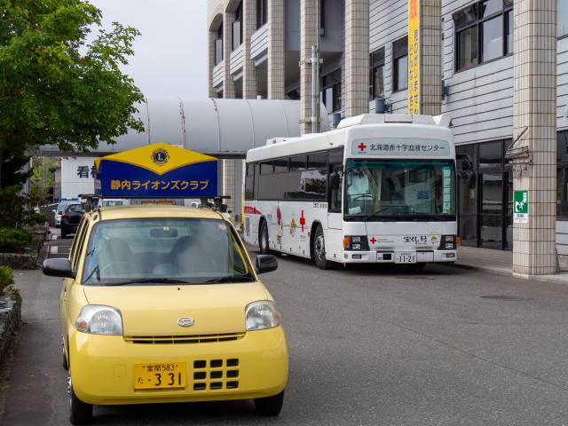 新ひだか町役場前の献血バスと広報車