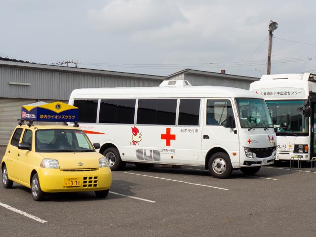 北電静内水力・電力センター前の献血バスと広報車