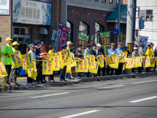 街頭の交通安全旗の波