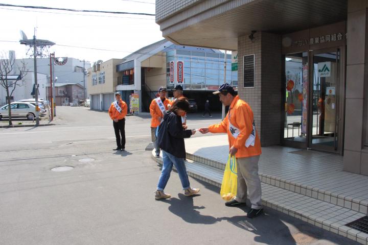 JAしずない前　ポケットティッシュ配布