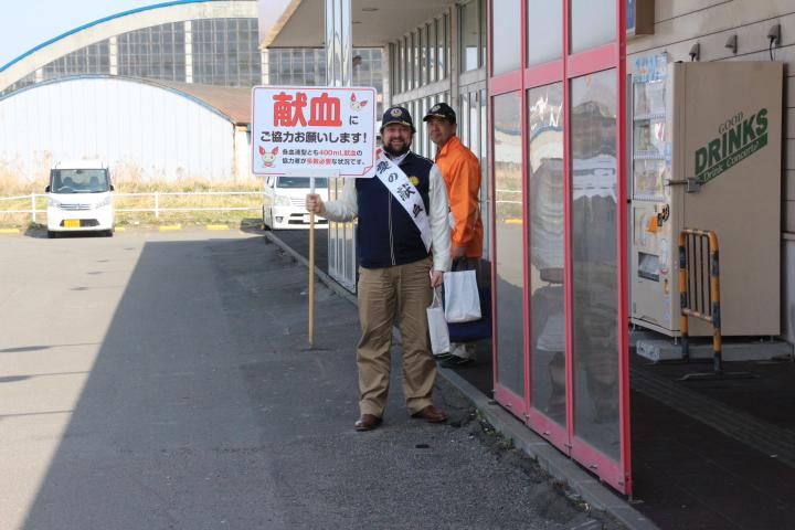 マックスバリュ静内店前　ポケットティッシュ配布