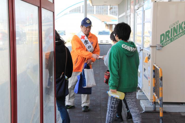 マックスバリュ静内店前　ポケットティッシュ配布