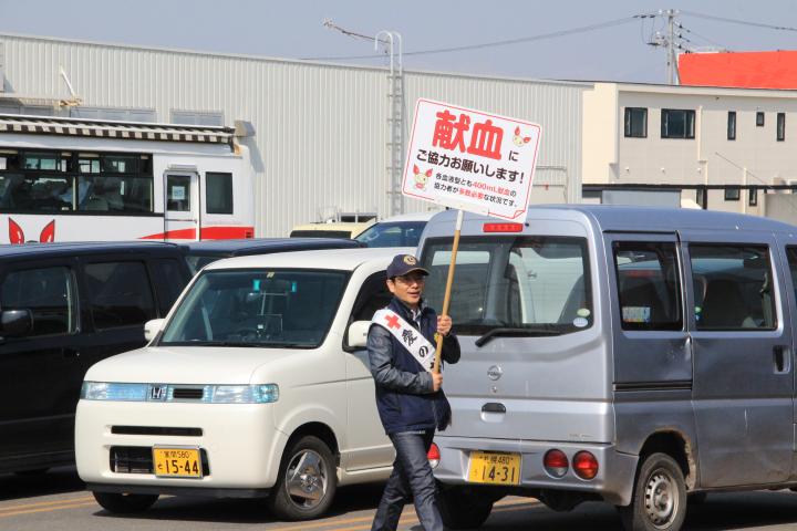 マックスバリュ静内店前　プラカードにて案内