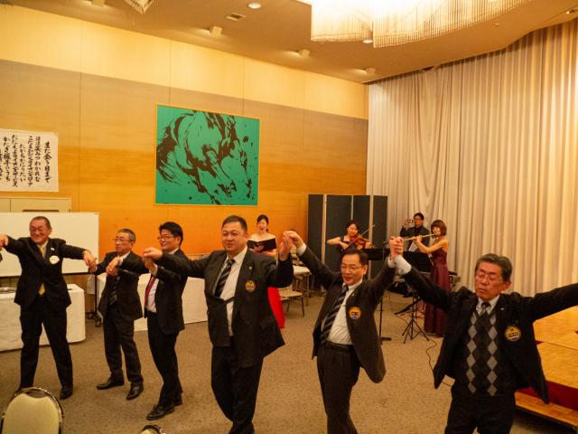 「また会う日まで」も珍しく生演奏