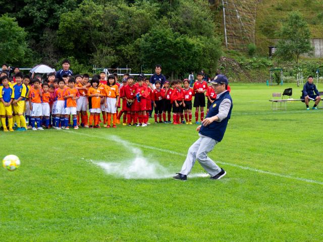 始球式でキックオフする会長L菅沼学