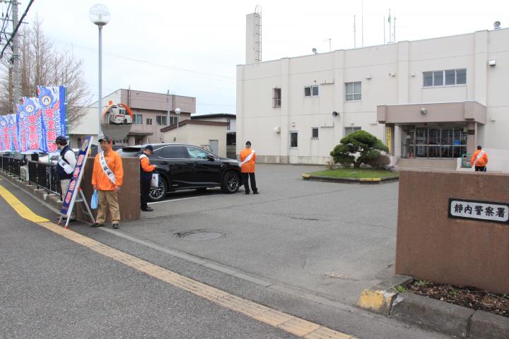 静内警察署前献血呼びかけ状況