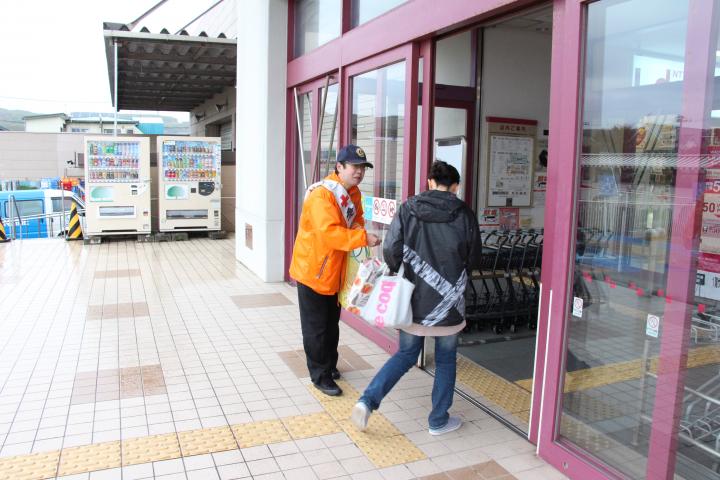 献血の呼びかけ　イオン静内店前