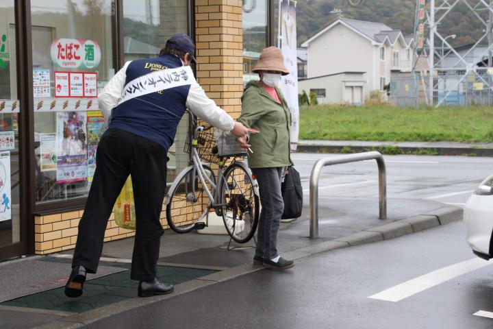 献血の呼びかけ　静仁会静内病院前のコンビニの前