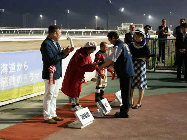 副賞を授賞する会長L菅沼学