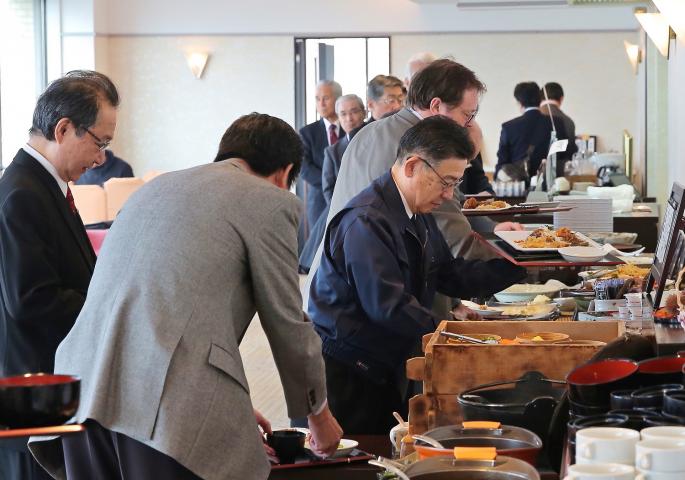 朝食例会です！