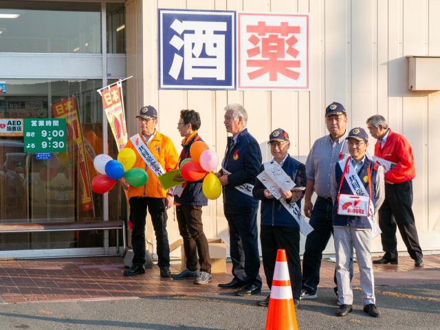 コープさっぽろ静内店前に赤い羽根募金を募る会員達