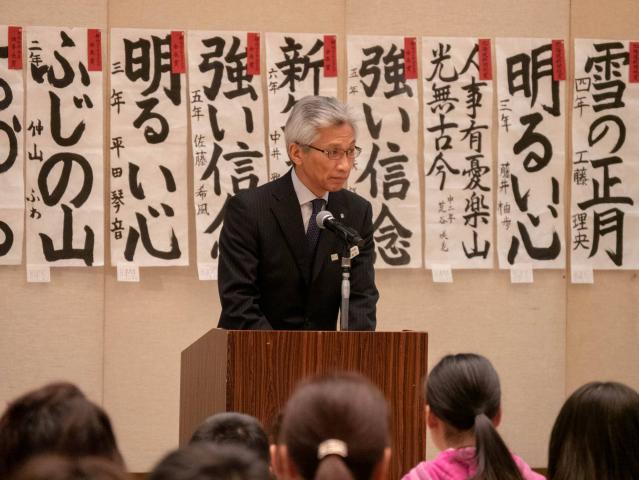 挨拶する町長、L大野克之