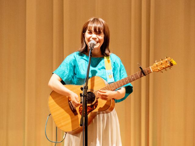 宴会で歌ってくれたシンガーソングライターの岩佐亜由美氏