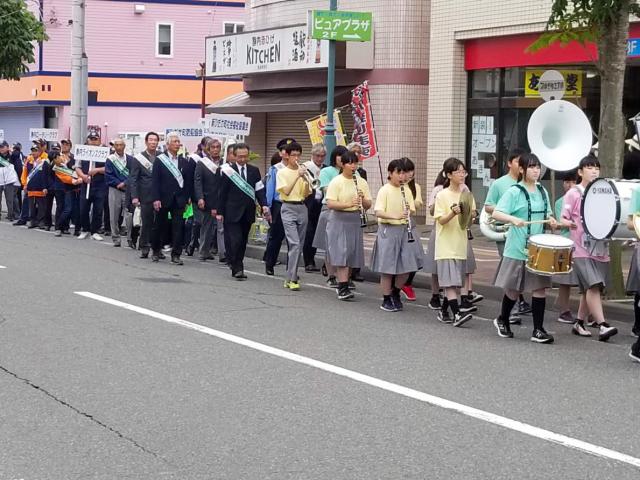 吹奏楽部を先頭に御幸通りでパレード