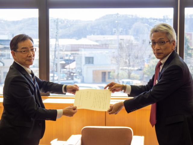 町長L大野克之(右)から監査上を受け取る会長L菅沼学