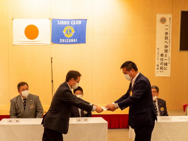 在籍10年の｢モナークシェブロン｣ピンを会長L菅沼学から受け取るL澤谷幸弘