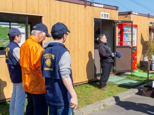 開会式に参列する会員達