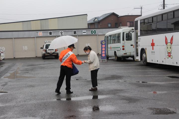 ティッシュ配布 北電(株)水力・電力センター前