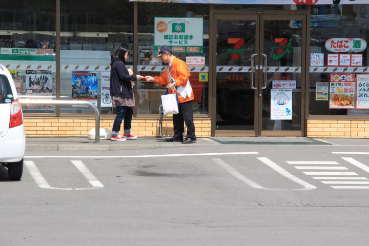 ティッシュ配布 静仁会静内病院前