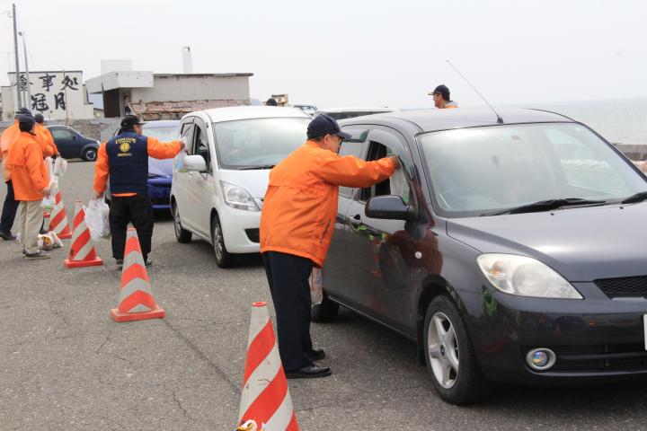 ドライバーに安全運転を呼びかけるメンバー