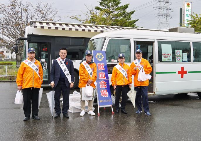 小雨の降る中たくさんの献血をいただきました