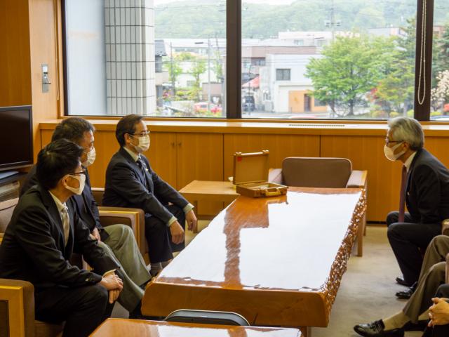 会計L伊藤智之・幹事L竹内昌之・会長L菅沼学と町長L大野克之、マスク姿の雑談