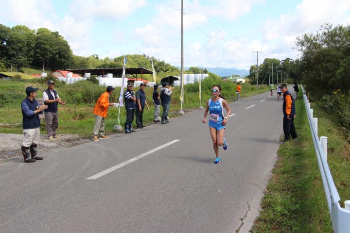 女性トップで通過するランナーへの応援