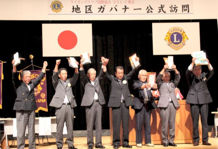 記念品贈呈後　　　6クラブの会長と地区ガバナー　L.本所　光男(右側)