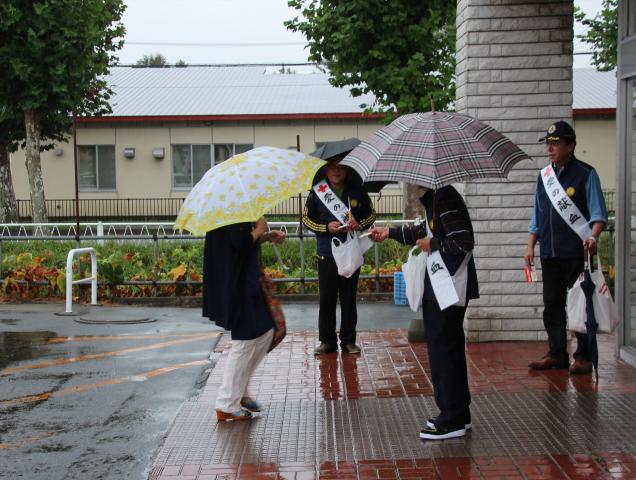 雨の中、献血の呼びかけをしました。