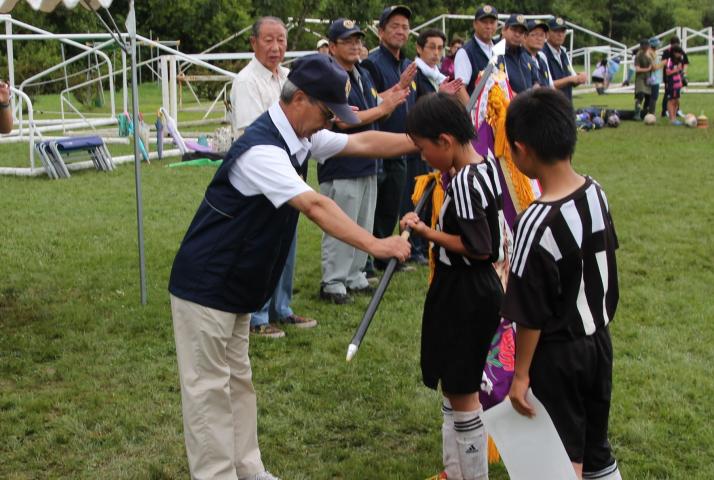 静内ライオンズクラブ　L.原　順一 会長より優勝旗の授与