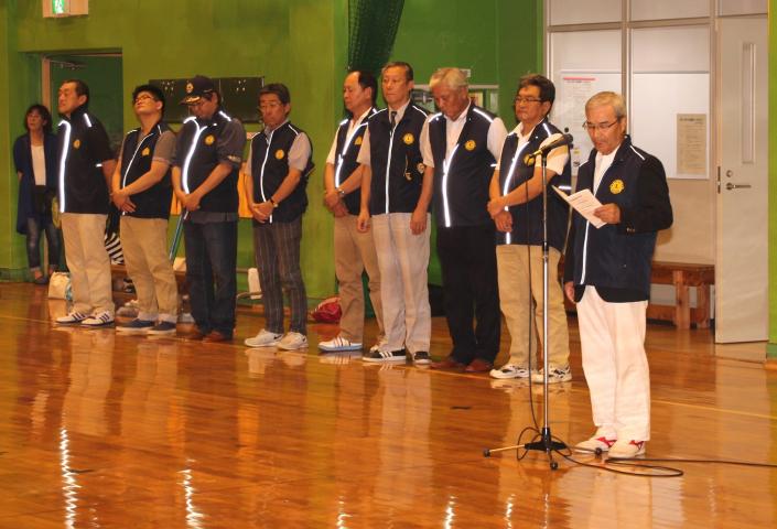 整列するライオンズクラブのメンバー　　　　(右側)　挨拶をするL.原　順一会長
