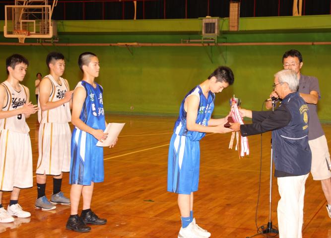 男子の部　優勝校に賞状とトロフィー授与