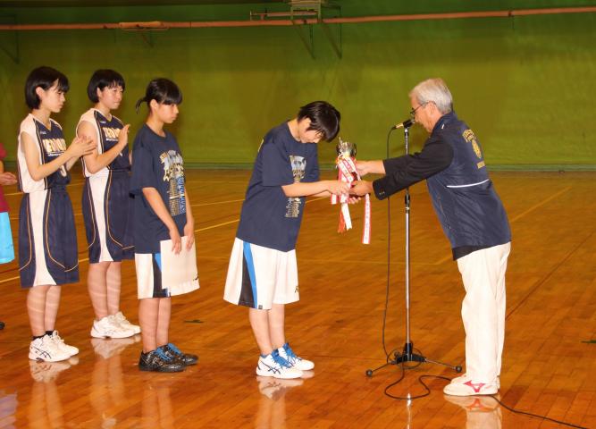 女子の部　優勝校に賞状とトロフィー授与