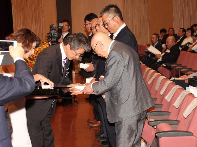 大会参加最長寿賞 (満85歳以上の会員)　受賞　　L. 沼田 正男(満93歳)　