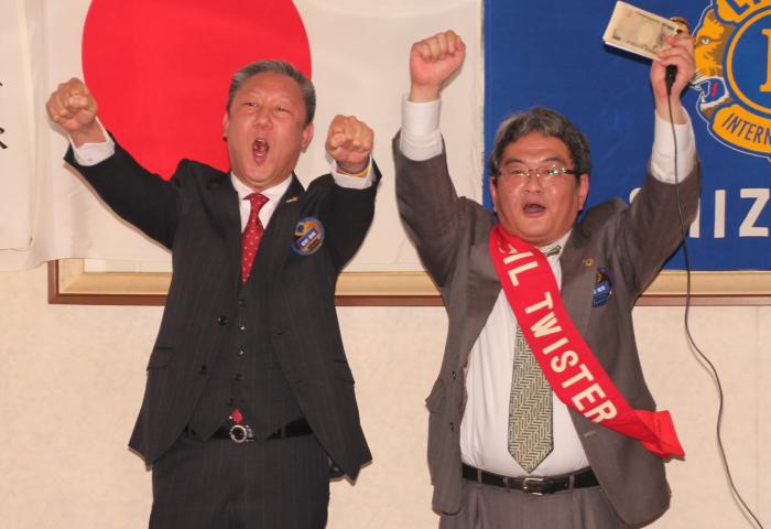 本日もたくさんのドネーション、ありがとう。　(左より) 会計　L.松村 昌範、幹事　L.船越 俊男