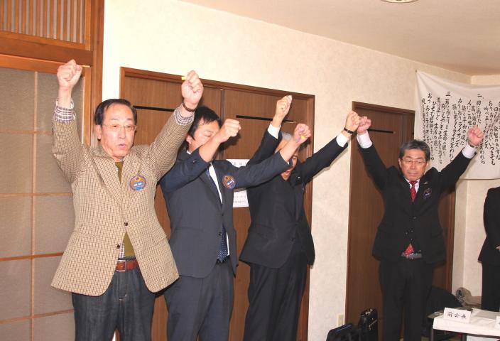 アテンダンス100%ピン受賞者　(左から)L.相樂 正博、L.鍋藤 克敏、L.岡崎　猛、L.伊藤 重廣