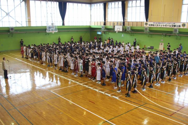 開会式で町長Ｌ酒井芳秀の挨拶を聴く350人余りの選手たち。