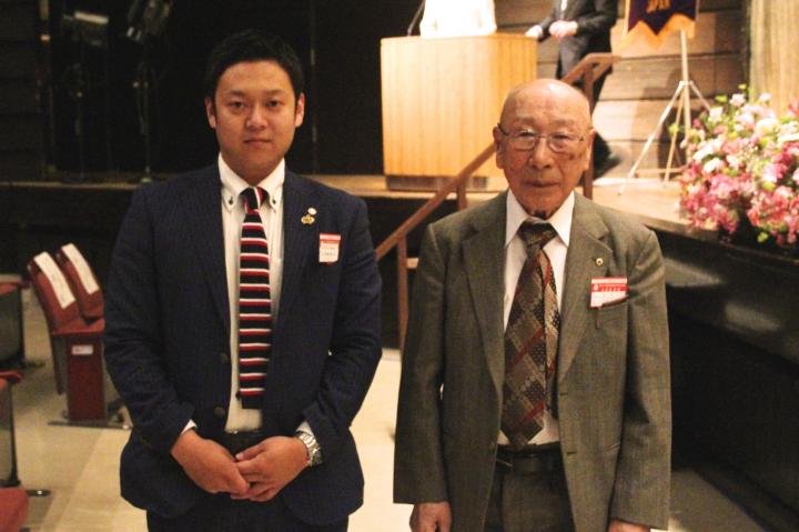 大会参加最長寿と最若年の2人、当クラブのL沼田正男（右、91歳）と木古内･知内LCのL廣瀬将之（26歳）。