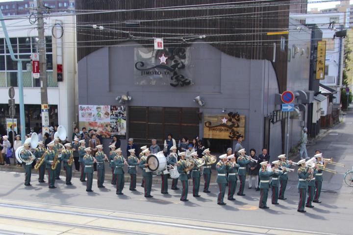 五稜郭祭の維新パレード。陸上自衛隊音楽部の演奏。