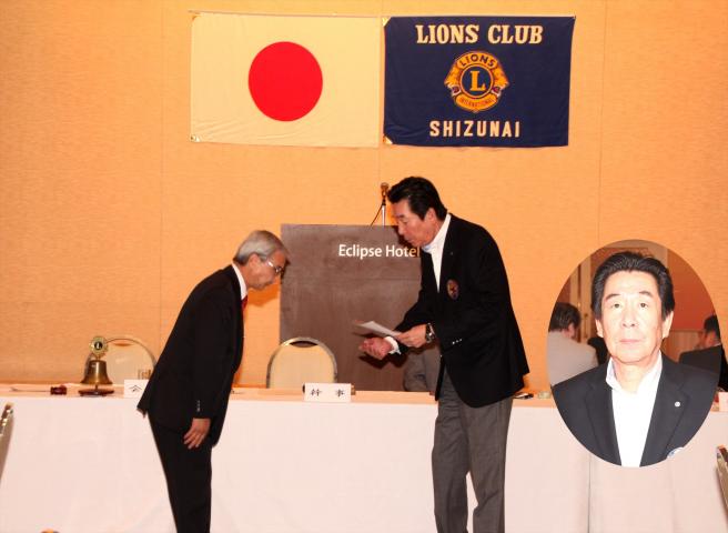 モナーク・シェブロン20年の伝達を受ける　L. 津山　茂　(右側)