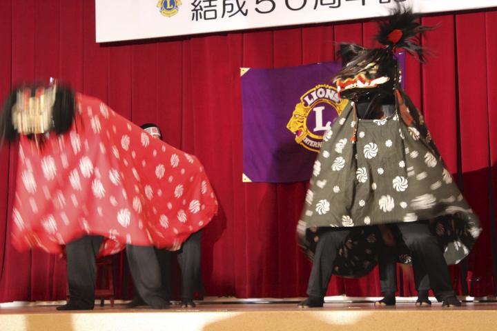 和太鼓に続き、獅子舞が披露された。