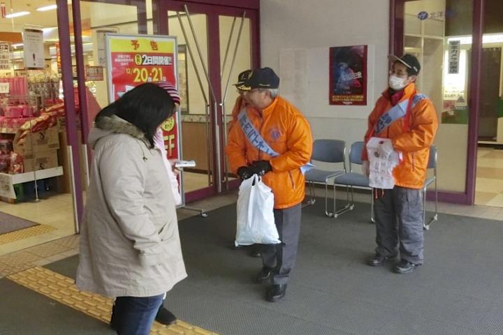 イオン静内店で募金する会員たち。