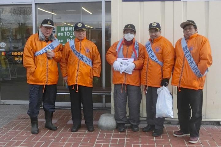 コープさっぽろ静内店で募金する会員たち。