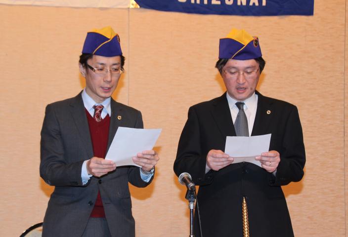 新入会員宣誓　(左より)  L. 石井 健一　・　L. 奥野 達也