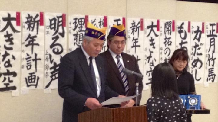 社会奉仕委員長L村田修に見守られ、会長L石井諭が挨拶した。 