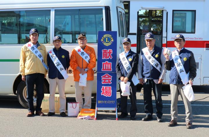 静仁会静内病院前での献血推進活動