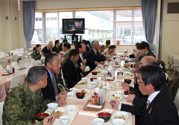 隊員食堂で昼食